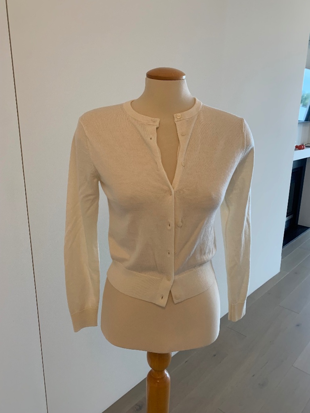 Never worn Uniqlo merino wool crop cardigan size XS
